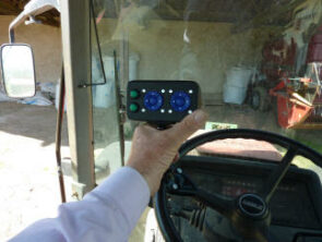 Conduite de la machine agricole pour l'handicap du bras droit