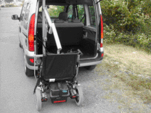 EMBARQUEMENT DU FAUTEUIL - Le bras robot de coffre