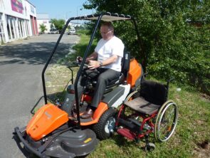 Équipement d'une tondeuse pour personne handicapé des jambes