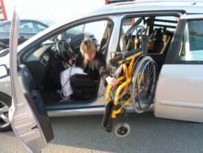 Conduite avec les commandes manuelles au volant et embarquement du fauteuil roulant manuel