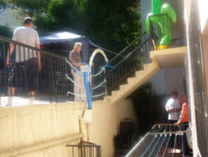 Potence permettant a une personne en fauteuil roulant de monter ou de descendre d'un étage en toute sécurité