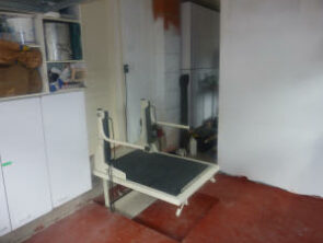 Plateau élévateur vertical, permettant un accès facile de l'habitation au garage en toute sécurité .(fosse encastrée dans le sol)