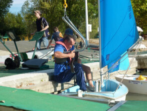 L'accès, à bord d'un voilier, pour personnes handicapées physiques.