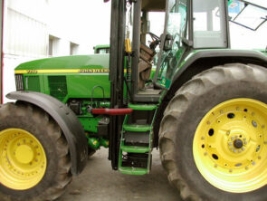 Colonne ascenseur avec ancrage latéral