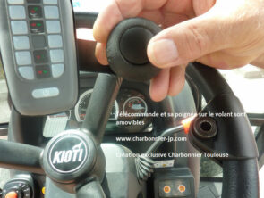 Conduite de la machine agricole pour l'handicap du bras gauche