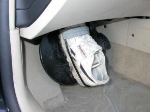 D123 | Conduite sans l'aide des bras, volant au pied