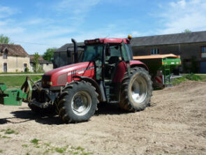 Conduite de la machine agricole avec la main gauche valide