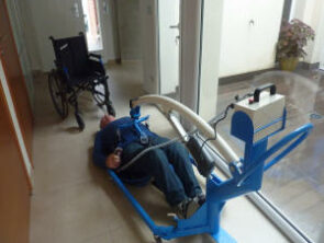 Le système Hopla , permet de relever une personne au sol , de la mettre en position assise, ou debout