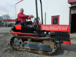 Conduite du tracteur vigneron pour l'handicap des jambes