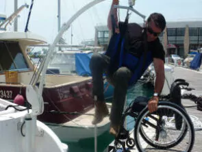 L'accès, à bord d'un yacht, pour personnes handicapées physiques.