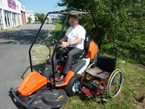 Équipement d'une tondeuse pour personne handicapé des jambes