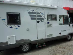 Équipement d'une mini plateforme en porte latérale sur un camping-car